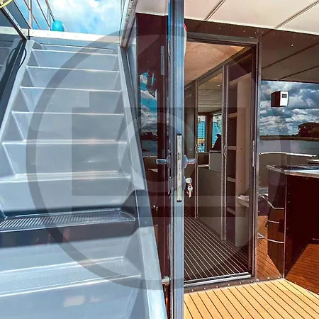 Botel Awesome Ship In With Kitchen Neuruppin