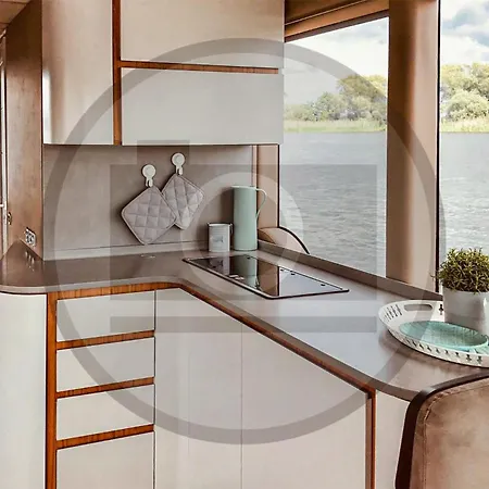 Awesome Ship In With Kitchen 4*