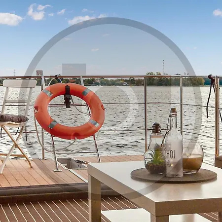 Awesome Ship In With Kitchen Ботель *
